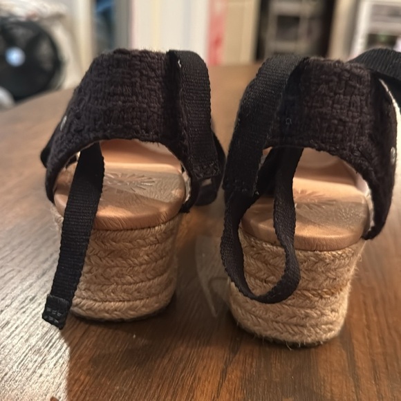 UGG Women's Classic Black Delmar Espadrille Wedges. Women size 7 - Picture 3 of 8